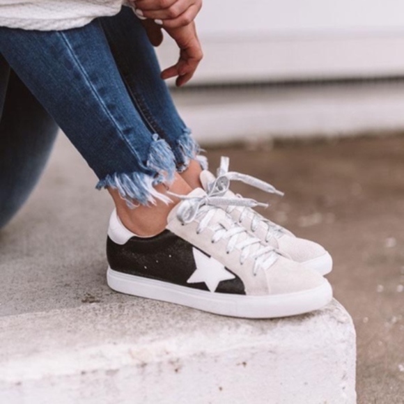 Last one! Metallic Star Sneaker - Picture 2 of 3